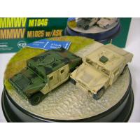 HMMWV M1046 & M1025 con ASKROAD per Baghdad - 2 modelli montati e rifiniti per collezionisti in teca trasparente in polistirene rigido D60351